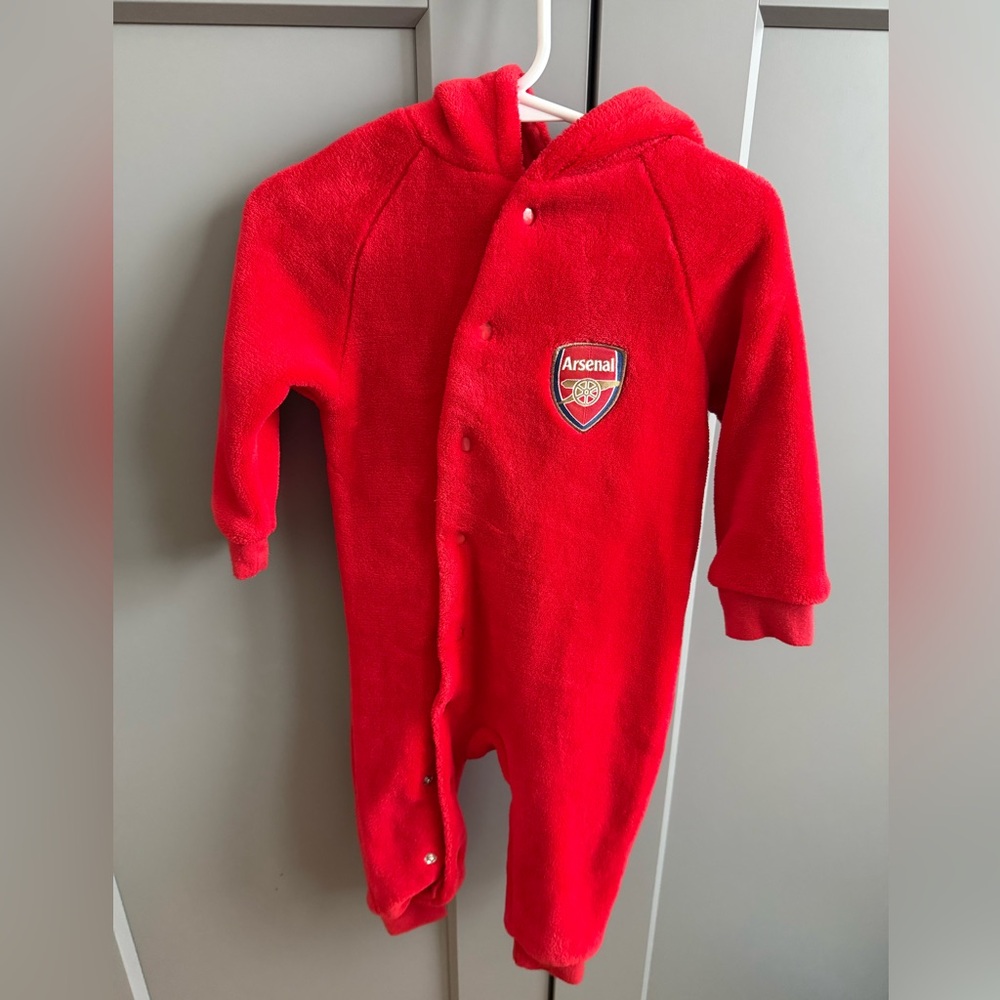 Arsenal fleece onsie (9-12 mo) EUC, official product
